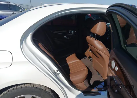 2017 Mercedes-Benz E 300 4Matic z USA, uszkodzony, nr VIN WDDZF4KB0HA075420